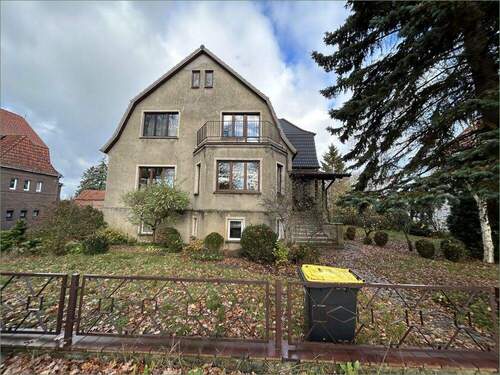 Titel - Einfamilienhaus mit Altbau-Charme und 3 Garagen - sofort verfügbar