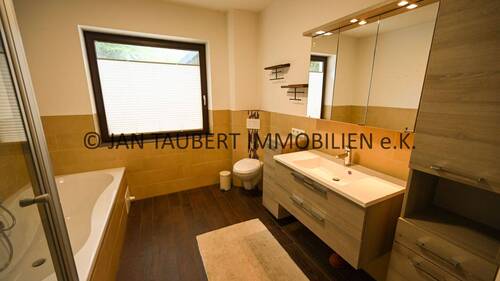 neuwertiges Vollbad im EG - 