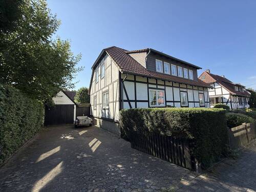 Zufahrt aus Grundstück - 6 Zimmer Einfamilienhaus zum Kaufen in Braunschweig / Riddagshausen