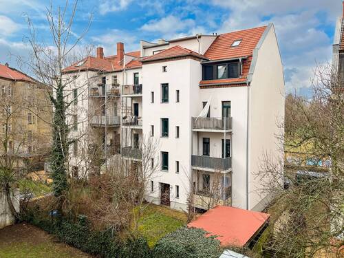 seitlicher Blick vom Balkon - Etagenwohnung mit 68,00 m² in Leipzig zum Kaufen