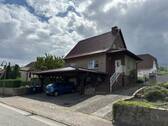 Ansicht Nord-West mit Zufahrt - Einfamilienhaus mit Südterrasse und Einliegerwohnung im idyllischen Wohngebiet unweit der Müritz (ca. 500 m)