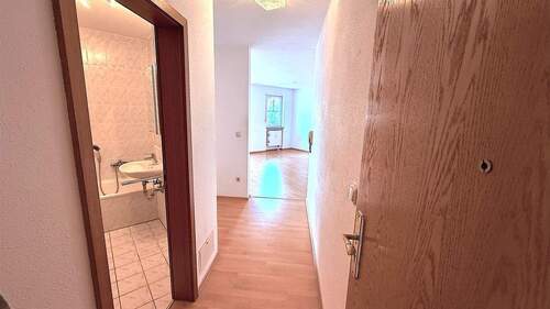 Blick zum Flur und Bad - 