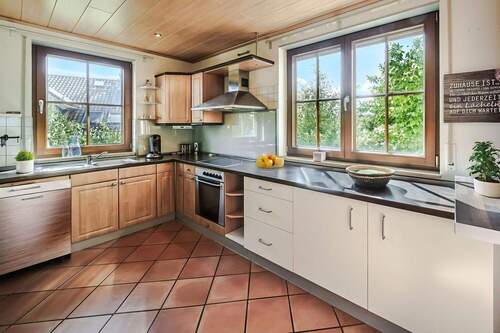 Helle geräumige Küche - 