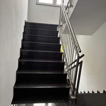 Treppenhaus - Etagenwohnung mit 74,90 m&sup2; in Frankfurt am Main zur Miete