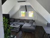 Wohnzimmer mit Klimaanlage - Neubau (BAFAKfW) 85m² 2,5 ZKB helle DG-Wohnung, 2 begehbare Kleiderschränke, 3fach Verglasung