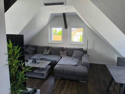 Wohnzimmer mit Klimaanlage - Neubau (BAFAKfW) 85m² 2,5 ZKB helle DG-Wohnung, 2 begehbare Kleiderschränke, 3fach Verglasung