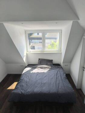 Schlafzimmer mit Rollläden - 