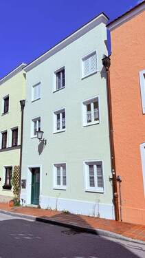 Blick zum Anwesen I - ... AIGNER - historisches Stadthaus mit grünem Rückzugsort im Herzen der Stadt ...