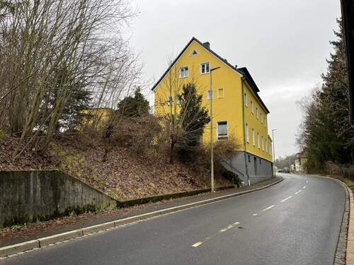 Straßenansicht - 9 Zimmer Mehrfamilienhaus, Wohnhaus zum Kaufen in Arzberg