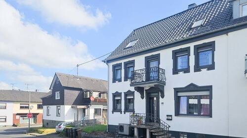 Hauseingang - 8 Zimmer Doppelhaushälfte zum Kaufen in Windeck / Imhausen