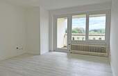 Wohnzimmer mit Zugang Loggia - 3 Zimmer Etagenwohnung zum Kaufen in Glinde