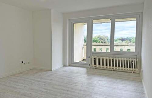 Wohnzimmer mit Zugang Loggia - 3 Zimmer Etagenwohnung zum Kaufen in Glinde