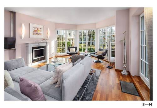 Wohnbereich mit Kamin und Blick aufs Wasser - ERLEBEN SIE EXKLUSIVES WOHNEN AN DER ALSTER IM HERZEN VON WINTERHUDE