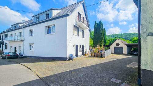 Seitenansicht Haus Nr. 5 + 5a - 2 Zimmer Mehrfamilienhaus, Wohnhaus in Windeck / Imhausen