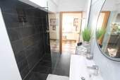 Bad mit großer Dusche - 