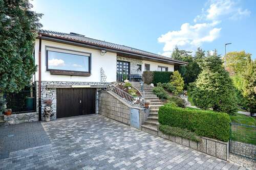 Einfahrt zur großzügigen Garage - 