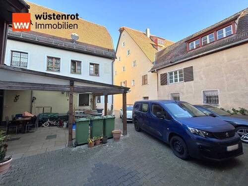 Innenhof mit 2 Stellplätzen - 