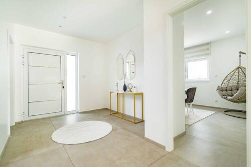 EG Eingangsbereich mit Blick in den Essbereich... - 5 Zimmer Einfamilienhaus zum Kaufen in Breisach