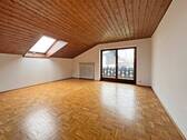 Großes Zimmer im Obergeschoss mit Balkonzugang - 
