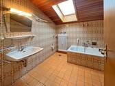 Dusch- und Wannenbad im Obergeschoss - 