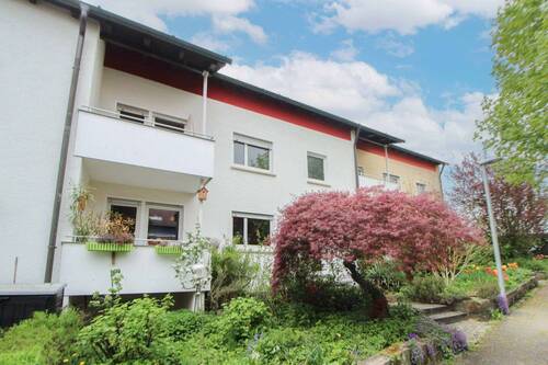 Außenansicht - Flexibel nutzbares RMH mit 2-3 Wohneinheiten, Garten, Balkone und zwei Garagen in Feldrandlage