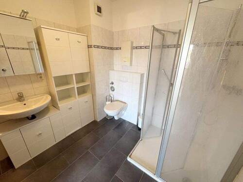 Duschbad mit Waschmaschinenanschluss - 