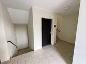 Hausflur mit Fahrstuhl - 