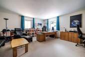 Großzügiges Büro mit viel Tageslicht - 