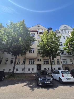 Hausfront - *Bezugsfreie' Dachgeschosswohnung im Altbau mit Blick ins Grüne