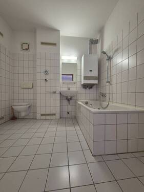 Badezimmer mit Wanne - 