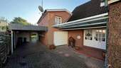 Hausansicht mit Garage und Unterstand - 