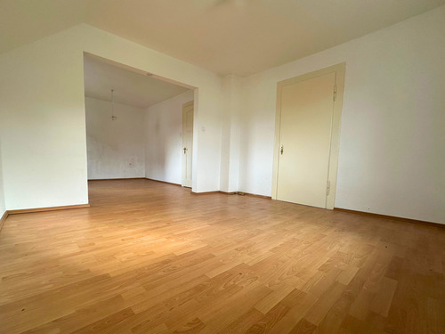 Wohnzimmer OG - 4 Zimmer Mehrfamilienhaus, Wohnhaus in Altena