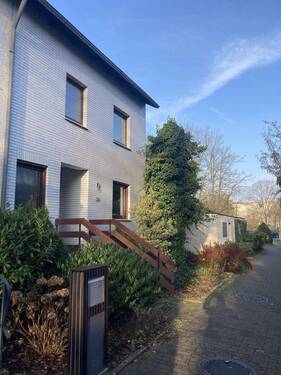 Hauseingang - Grundsolides, großes Reihenendhaus in Langenhagen Krähenwinkel von Privat