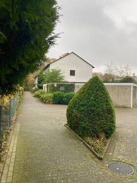 Blick von der Straße - 5 Zimmer Reihenendhaus zum Kaufen in Langenhagen
