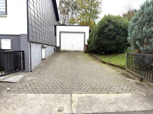Zufahrt zur Garage - 5 Zimmer Einfamilienhaus in Montabaur
