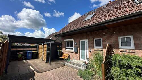 Carport- und Hausansicht - 
