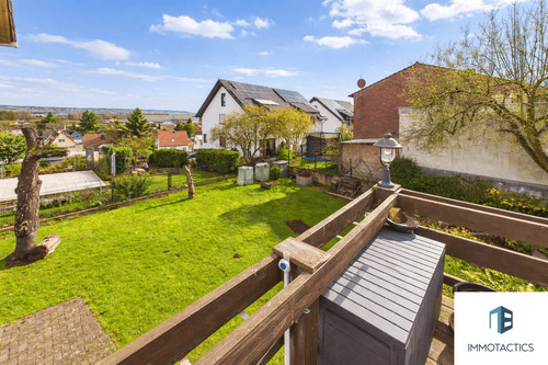 Balkon mit Blick in den Garten - 