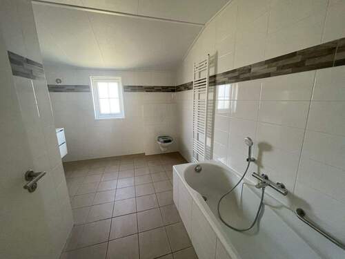 Badezimmer - Mehrfamilienhaus, Wohnhaus mit 129,00 m&sup2; in Rodenbach zum Kaufen