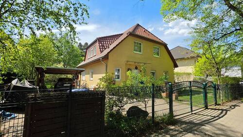 Frontansicht 2 - 8 Zimmer Einfamilienhaus zum Kaufen in Kleinmachnow