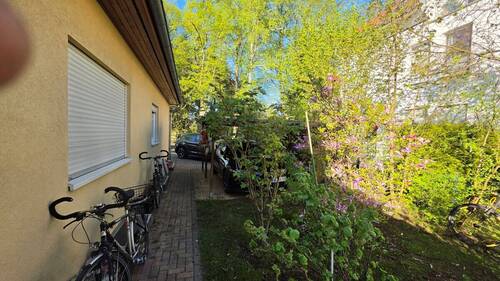 Seitenansicht mit Carport - 
