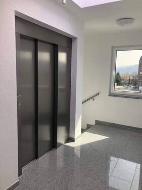 Treppenhaus / Aufzug - 