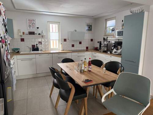 Wohnzimmer mit offener Küche und Essbereich - 