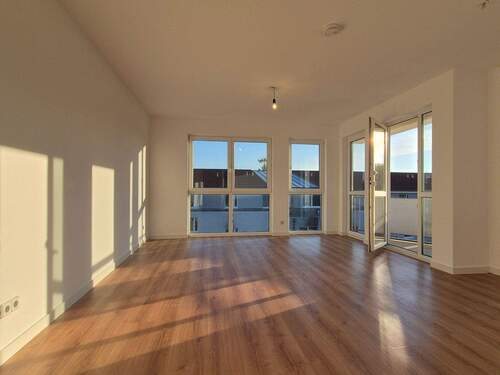 Wohnzimmer mit Zugang zum Balkon - 3 Zimmer Etagenwohnung in Leipzig