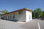 Rückansicht mit Terrasse und Parkplätzen - Büro in Bad Neustadt