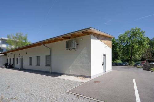 Rückansicht mit Terrasse und Parkplätzen - Büro in Bad Neustadt