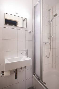 Gästebad mit Dusche - 