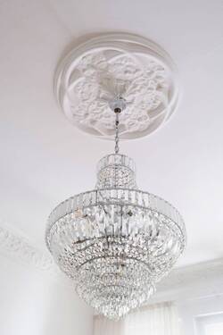 Detailansicht Stuckrosette mit Kronleuchter - 