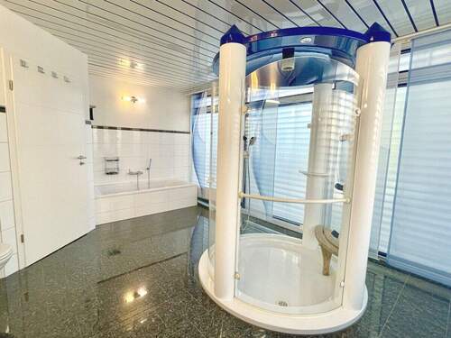 ...freistehender Dusche und Wanne - 