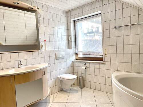 Bad Obergeschoss - mit Wanne - 