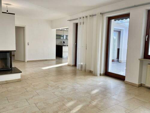 weitläufiges Wohnzimmer ... - 7 Zimmer Mehrfamilienhaus, Wohnhaus in Pfaffenhofen an der Ilm